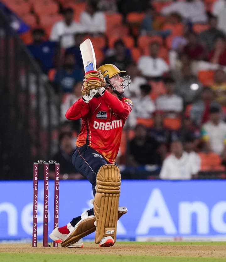प्रियांश ने आईपीएल में इस साल पंजाब के लिए डेब्यू करते हुए पूरे सीजन में शानदार बल्लेबाजी की. प्रियांश ने इस सीजन में 17 मैचों में 475 रन बनाए. इस दौरान उन्होंने 2 अर्धशतक और एक शतक लगाया.