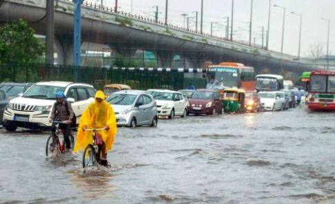 અમદાવાદ: રાજ્યમાં હવામાન વિભાગ દ્વારા વરસાદને લઈ ફરી એક વખત આગાહી કરવામાં આવી છે.  9 જુન સુધી રાજ્યમાં છુટાછવાયા વરસાદની હવામાન વિભાગે આગાહી કરી છે. હવામાન વિભાગની આગાહી મુજબ નવ જુન સુધી ઉત્તર ગુજરાત, મધ્ય ગુજરાત, દક્ષિણ ગુજરાત અને સૌરાષ્ટ્રના કેટલાક જિલ્લામાં છુટાછવાયા સ્થળો પર હળવોથી મધ્યમ વરસાદ વરસી શકે છે.