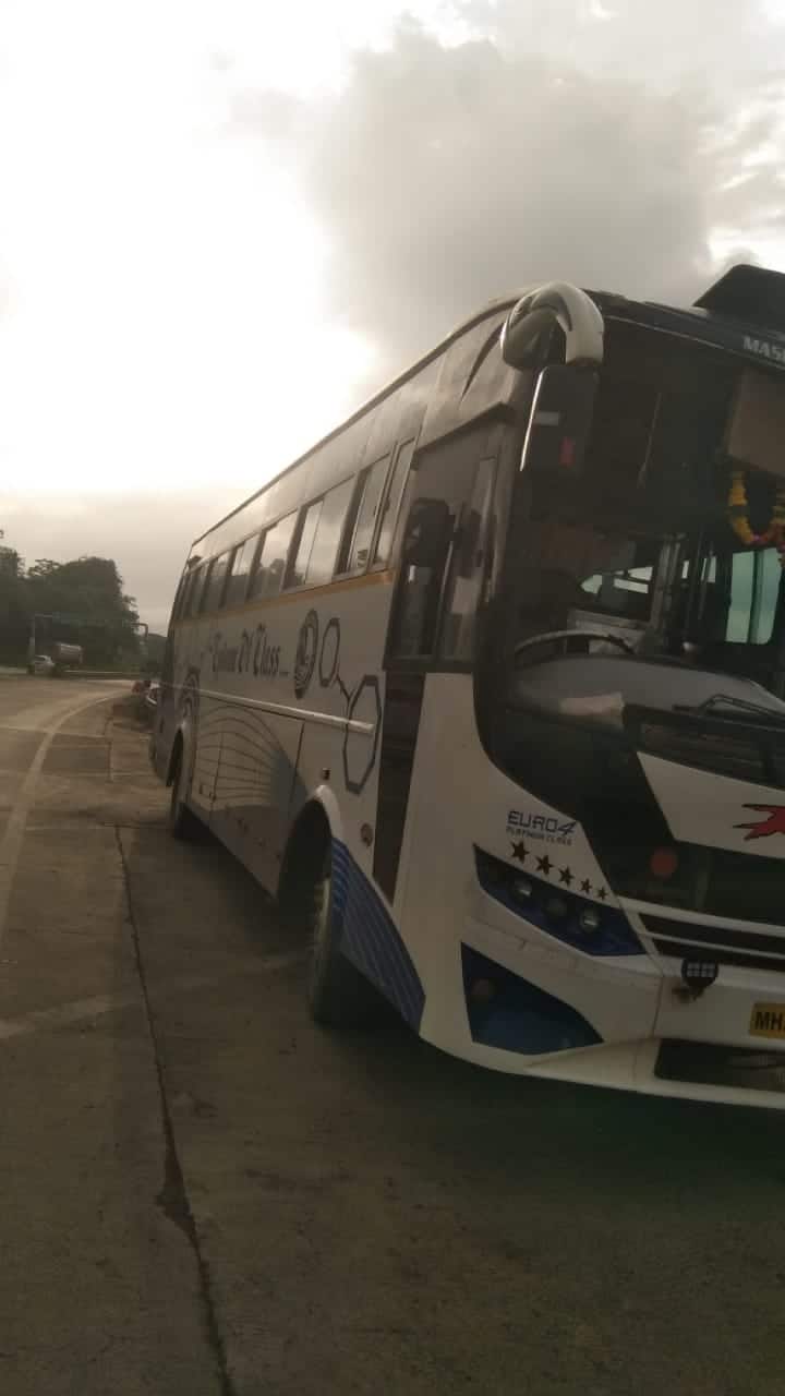 अपघातातील जखमींना महाड येथील ट्रॉमा केअर हॉस्पिटलमध्ये उपचाराकरिता दाखल करण्यात आले आहे.