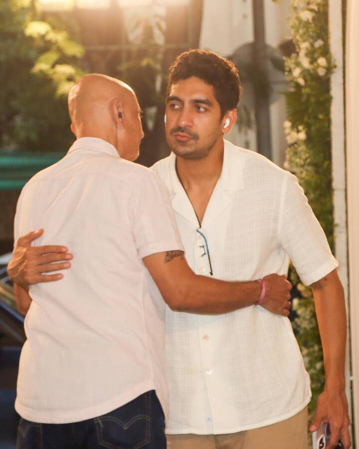 रोनो मुखर्जी मशहूर फिल्म डायरेक्टर सुख मुखर्जी के बेटे थे और काजोल के पिता शोमू मुखर्जी के भाई थे. मुखर्जी परिवार फिल्म इंडस्ट्री से लंबे समय से जुड़ा हुआ है और साथ ही काजोल से गहरा रिश्ता भी है.