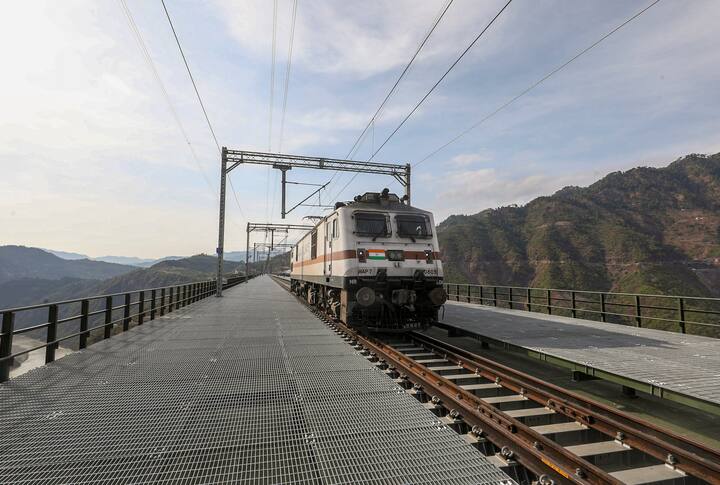 ये रेलवे ब्रिज उधमपुर-श्रीनगर-बारामूला रेल लिंक परियोजना का हिस्सा है. सरकार ने कहा है कि यह यकीनन हाल के इतिहास में भारत में किसी भी रेलवे परियोजना के सामने सबसे बड़ी सिविल इंजीनियरिंग चुनौती है.