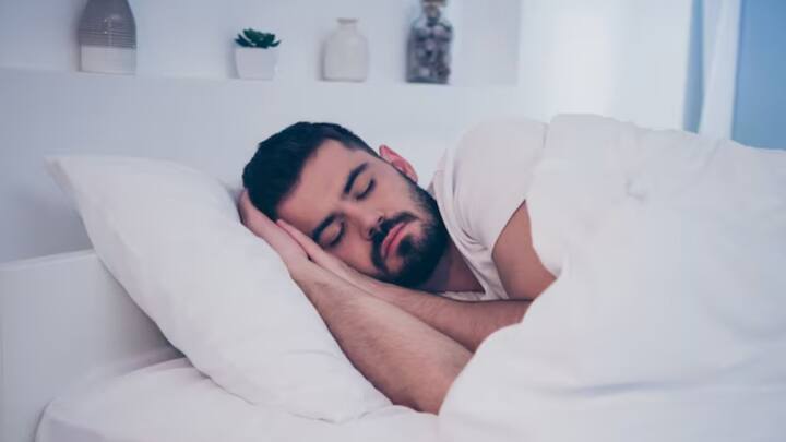 প্রতিদিন পর্যাপ্ত ঘুম জরুরি। কিন্তু কোনও কারণে যদি ঘুম না হয়, সেক্ষেত্রে Sleep Banking সহায়ক হয়ে উঠতে পারে। কিন্তু এই Sleep Banking আসলে কী?