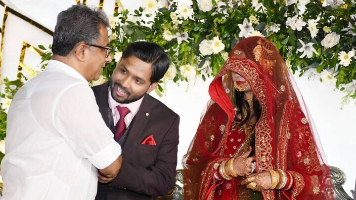 তাঁর রিসেপশনে উপস্থিত ছিলেন বিহারের শিল্পমন্ত্রকের মন্ত্রী নীতীশ মিশ্রও। তিনি নিজের এক্স হ্যান্ডলে রিসেপশনের বেশ কিছু ছবি শেয়ার করেছেন।