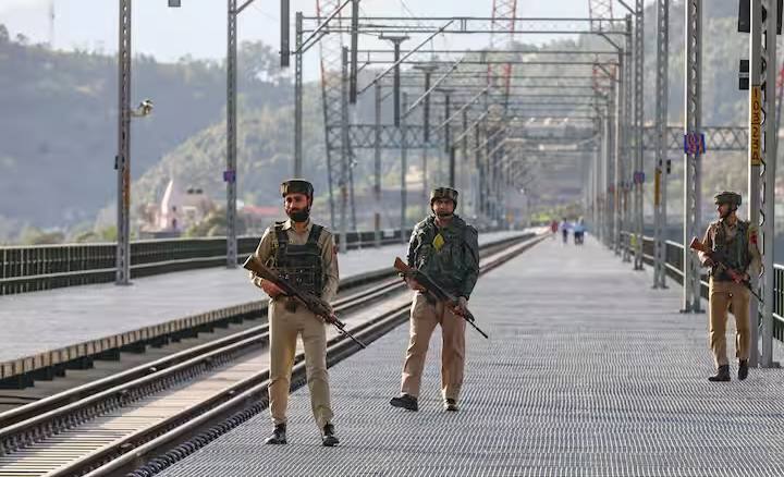 हा पूल पॅरिसच्या आयफेल टॉवर पेक्षा 35 मीटर ऊंच आहे आणि कुतुब मिनार पेक्षा पाच पट ऊंच आहे. या पुलाच्या निर्मितीत वजा 10 ते 40 अंश सेल्सिअसच्या तापामनात टिकून राहील अशा 2866 मेगाटन स्टीलचं वापर करण्यात आला आहे.