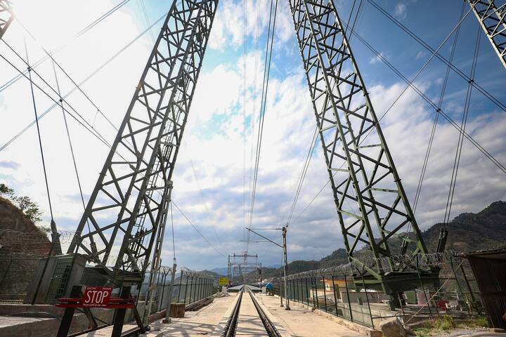 इसे यूं भी समझा जा सकता है कि ये पेरिस के एफिल टॉवर से 35 मीटर ऊंचा है और कुतुब मीनार से लगभग 5 गुना ऊंचा है. इस पुल के निर्माण में -10 डिग्री सेल्सियस से लेकर 40 डिग्री सेल्सियस तक के तापमान के लिए उपयुक्त 28,660 मेगाटन स्टील का इस्तेमाल किया गया है.