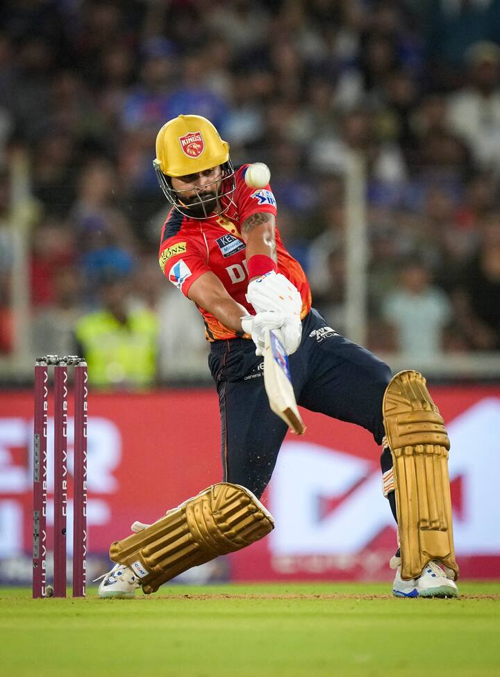 योगराज ने कहा कि अगर कोहली पहले 10 ओवरों में आउट नहीं होते हैं तो मैच खत्म हो जाएगा. योगराज ने श्रेयस अय्यर की भी तारीफ की. उन्होंने कहा कि कोहली की तरह अय्यर के अंदर भी अकेले ही मैच पलटने की क्षमता है.