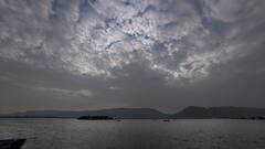 पाकिस्तान में बने चक्रवाती दबाव की वजह से यूपी में बदला मौसम का मिजाज, 34 जिलों में बारिश का अलर्ट