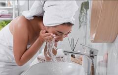 बारिश के पानी से स्किन हो सकती है खराब, इन 6 तरीकों से त्वचा को रखें बरसात में सुरक्षित