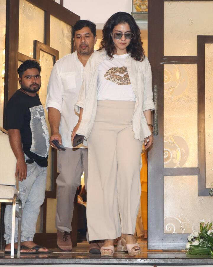 बॉलीवुड एक्ट्रेस काजोल अपनी फैमिली के बेहद करीब रही हैं. अपने चाचा रोनो मुखर्जी की प्रेयर मीट में उन्हें कैजुअल लुक में स्पॉट किया गया.