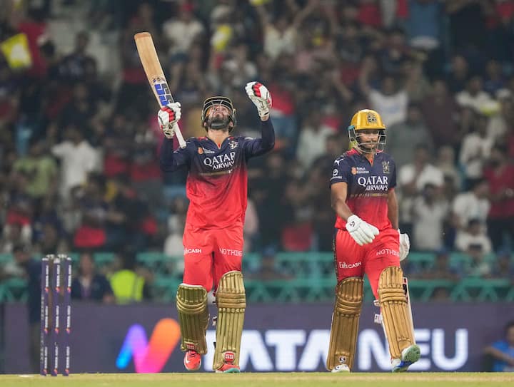 जितेश को देखकर लियाम लिविंगस्टोन भी फॉर्म में आ गए. लिविंगस्टोन ने जैमिसन की गेंद पर छक्का लगाया. 17 ओवर के बाद आरसीबी का स्कोर 168 रन हो गया. जितेश की ताबड़तोड़ बल्लेबाजी के बाद ऐसा लगने लगा कि आरसीबी अब आसानी से 200 का आंकड़ा पार कर लेगी. लेकिन विजयकुमार वैशाक ने ऐसा नहीं होने दिया.