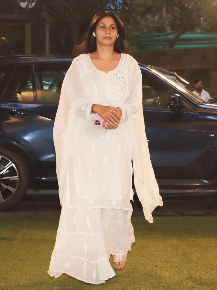 तनीषा मुखर्जी भी चाचा रोनो की प्रार्थना सभा में पहुंचीं. उन्हें इस दौरान व्हाइट शरारा सूट में देखा गया.