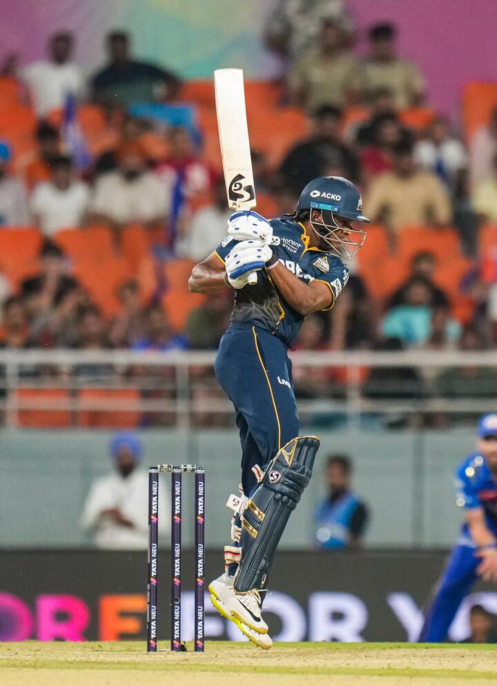 आईपीएल 2025 में ऑरेंज और पर्पल कैप जीतने वाले खिलाड़ियों का नाम लगभग तय है. इस बार का ऑरेंज कैप गुजरात टाइटंस के बाएं हाथ के बल्लेबाज साई सुदर्शन जीत सकते हैं.