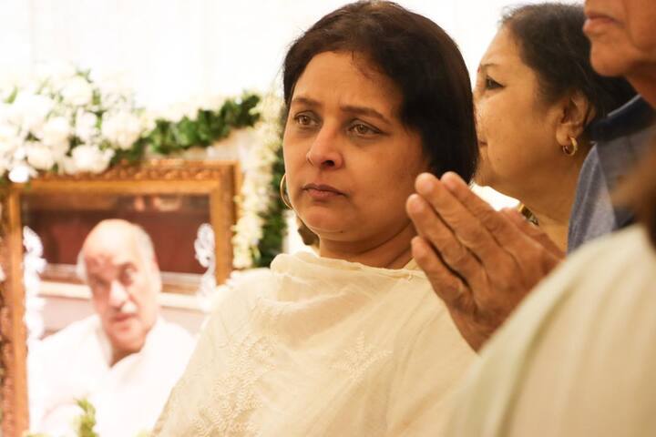 इस दौरान रोनो मुखर्जी के परिवार की कई इमोशनल कर देने वाली फोटोज सामने आईं. इनमें कोई नम आंखें लिए दिखा तो कोई किसी को हिम्मत बंधाता नजर आया.