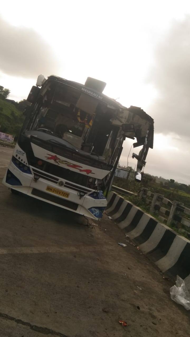 मुंबई-गोवा महामार्गावरील महाडजवळ पहाटेच्या सुमारास हा अपघात झाल्याची माहिती समोर आली असून या अपघातात 3 प्रवासी जखमी असल्याची माहिती आहे.