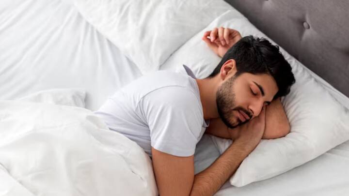 ২০২৩ সালে Journal of Clinical Sleep Medicine-এ প্রকাশিত গবেষণাপত্রে বলা হয়, নাইট ডিউটি করেন এমন কয়েকজনকে নিয়ে পরীক্ষা চালানো হয়। নাইট ডিউটির আগের কয়েক দিন বেশি সময় ধরে ঘুমাতে দেওয়া হয় তাঁদের। এতে নাইট ডিউটি-তে তাঁদের সেভাবে সমস্যাও হয়নি, আগের চেয়ে বরং ভাল কাজ করেন।