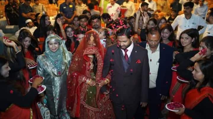 এদিন খান স্যারকে দেখা যায় একেবারে ফর্ম্যাল লুকে, এই বিশেষ অনুষ্ঠানের জন্য একটি কালো স্যুট, গোলাপি রঙের জামা আর একটা লাল রঙের টাই পরেছিলেন তিনি।