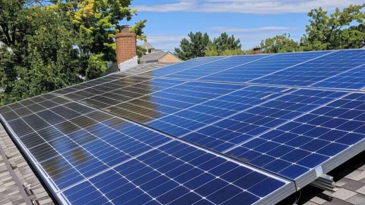 बहुत से लोगों के मन में यह सवाल आता है कि प्रधानमंत्री सूर्य घर योजना में आवेदन करने के बाद कितने दिन सोलर पैनल घर की छत पर इंस्टाॅल हो जाता है. तो आपको बता दें इसके लिए कोई फिक्स अवधि तय नहीं की गई है.