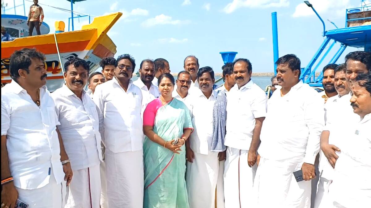 திமுக அமைச்சரை கையோடு அழைத்து சென்று கோரிக்கை வைத்த மீனவர்கள் - எங்கு தெரியுமா?
