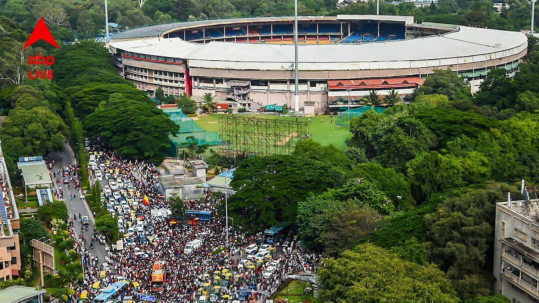 Bengaluru Stampede: বাইরে হুড়োহুড়িতে প্রতিনিয়ত বাড়ছে মৃতের সংখ্যা, তাও স্টেডিয়ামের ভিতর অব্যাহত RCB-র সেলিব্রেশন Bengaluru Stampede Chinnaswamy stadium Virat Kohli Royal Challengers Bengaluru celebration continue Bengaluru Stampede: বাইরে হুড়োহুড়িতে প্রতিনিয়ত বাড়ছে মৃতের সংখ্যা, তাও স্টেডিয়ামের ভিতর অব্যাহত RCB-র সেলিব্রেশন