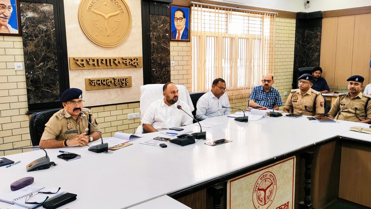 बकरीद से पहले यूपी में हापुड़ में मीट फैक्ट्री पर छापा, डीएम, एसपी ने किया निरीक्षण