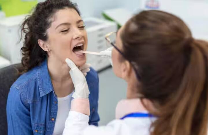 ਤੰਬਾਕੂ ਤੋਂ ਇਲਾਵਾ, ਮੂੰਹ ਦਾ ਕੈਂਸਰ ਮਾੜੀ ਮੂੰਹ ਦੀ ਸਫਾਈ ਕਾਰਨ ਵੀ ਹੋ ਸਕਦਾ ਹੈ। ਦੰਦਾਂ ਅਤੇ ਮੂੰਹ ਦੀ ਮਾੜੀ ਸਫਾਈ ਮੂੰਹ ਦੇ ਕੈਂਸਰ ਦਾ ਕਾਰਨ ਬਣ ਸਕਦੀ ਹੈ। ਕਿਉਂਕਿ ਜੇਕਰ ਮੂੰਹ ਨੂੰ ਸਹੀ ਢੰਗ ਨਾਲ ਸਾਫ਼ ਨਹੀਂ ਕੀਤਾ ਜਾਂਦਾ ਜਾਂ ਦੰਦਾਂ ਵਿੱਚ ਕੋਈ ਬਿਮਾਰੀ ਹੈ, ਤਾਂ ਇਹ ਮੂੰਹ ਦੀ ਇਨਫੈਕਸ਼ਨ ਅਤੇ ਫਿਰ ਕੈਂਸਰ ਦਾ ਕਾਰਨ ਵੀ ਬਣ ਸਕਦਾ ਹੈ। ਜਿਸ ਵਿੱਚ ਦੰਦਾਂ ਦਾ ਸੜਨ, ਟੁੱਟੇ ਦੰਦ ਅਤੇ ਮਸੂੜਿਆਂ ਵਿੱਚ ਜ਼ਖ਼ਮ ਮੂੰਹ ਦੇ ਕੈਂਸਰ ਦਾ ਕਾਰਨ ਬਣ ਸਕਦੇ ਹਨ।