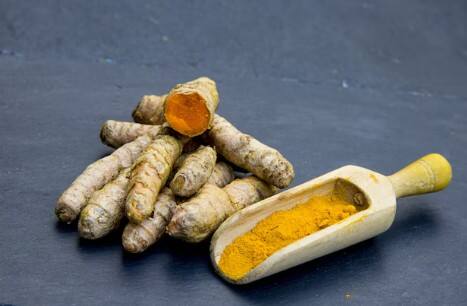 हल्दी: हल्दी में मौजूद पावरफुल एंटीऑक्सीडेंट और एंटी-इंफ्लेमेटरी एजेंट है. ये शरीर में सूजन कम करने के साथ-साथ इम्यून सेल्स को एक्टिव करता है. गर्म दूध में एक चुटकी हल्दी डालकर रोज रात को पीना फायदेमंद है.