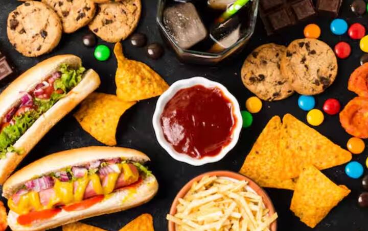 ਇਸ ਤੋਂ ਇਲਾਵਾ ਮਿਲਾਵਟ ਅਤੇ ਮਾੜੇ ਭੋਜਨ ਵੀ ਮੂੰਹ ਦੇ ਕੈਂਸਰ ਦਾ ਕਾਰਨ ਬਣ ਸਕਦੇ ਹਨ। ਅੱਜਕੱਲ੍ਹ ਖਾਣ-ਪੀਣ ਦੀਆਂ ਚੀਜ਼ਾਂ ਵਿੱਚ ਮਿਲਾਵਟ ਬਹੁਤ ਵੱਧ ਗਈ ਹੈ। ਜਿਵੇਂ ਕਿ ਜ਼ਿਆਦਾਤਰ ਲੋਕ ਬਾਜ਼ਾਰ ਤੋਂ ਚੀਜ਼ਾਂ ਖਰੀਦਦੇ ਹਨ ਅਤੇ ਜ਼ਿਆਦਾ ਖਾਂਦੇ ਹਨ। ਅਜਿਹੀ ਸਥਿਤੀ ਵਿੱਚ, ਇਹ ਮਿਲਾਵਟੀ ਭੋਜਨ ਹੌਲੀ-ਹੌਲੀ ਸਰੀਰ ਨੂੰ ਨੁਕਸਾਨ ਪਹੁੰਚਾਉਂਦਾ ਹੈ ਅਤੇ ਕੈਂਸਰ ਦਾ ਕਾਰਨ ਬਣ ਸਕਦਾ ਹੈ।