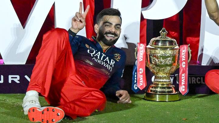 কোহলির এত বছর আইপিএল ট্রফি জয়ে, আট থেকে আশি, সকলেই যে খুশি, তা কিন্তু বলাই বাহুল্য। ছবি-আইএএনএস