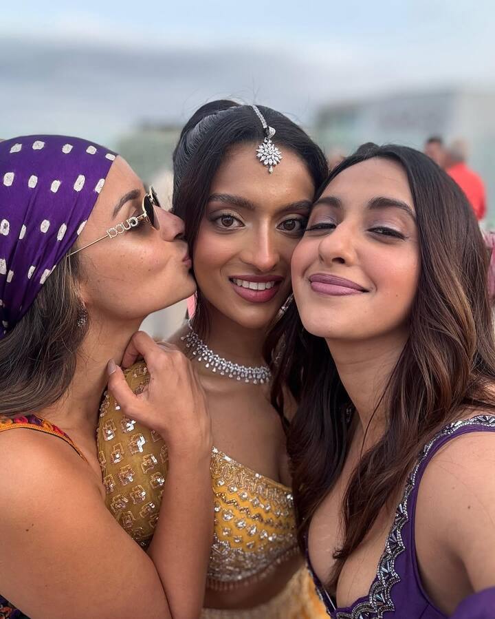 एक्ट्रेस ने आगे लिखा- 'सबसे खूबसूरत शादी, सबसे खूबसूरत दुल्हन और दिल जितना हम सोच भी नहीं सकते थे उससे कहीं ज़्यादा भरा हुआ.  कुछ जगहें घर जैसी लगती हैं - हमारी जगह वो है जहां हम साथ होते हैं.'