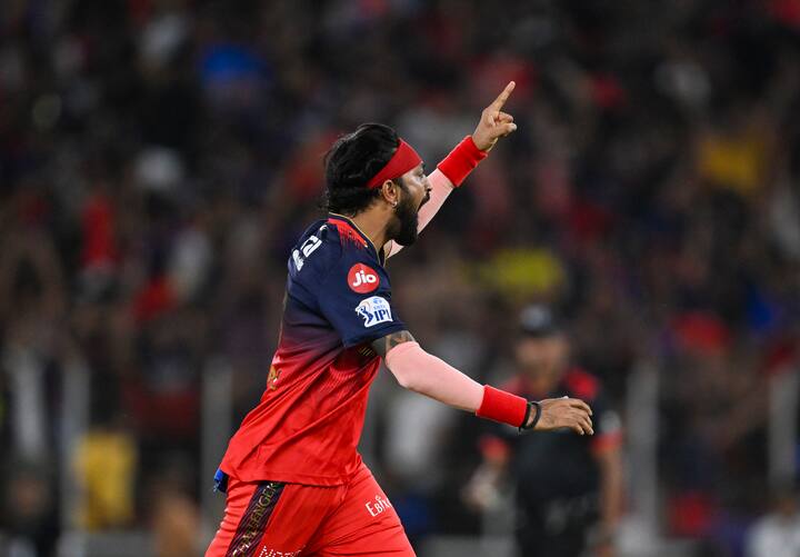 इसके बाद क्रुणाल ने मैच का सबसे महत्वपूर्ण विकेट निकाला. पंजाब के लिए ताबड़तोड़ पारी खेल रहे जोश इंग्लिस को क्रुणाल ने पवेलियन का रास्ता दिखाया. इसके बाद से ही टीम ने मैच पर मजबूत पकड़ बना ली. क्रुणाल ने 4 ओवर में 17 रन देकर दो विकेट लिए.