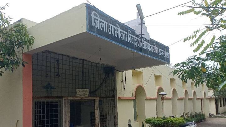 इतना ही नहीं अगर ऑनलाइन शिकायत करने पर उसपर एक्शन नहीं होता है. तो फिर आप अपने जिला उपभोक्ता फोरम में भी केस फाइल कर सकते हैं. ध्यान रहे कि यहां सिर्फ 2 लाख रुपए तक के मामलों में ही सुनावई होती है. यहां केस दर्ज करने के लिए आपको पर्याप्त डॉक्युमेंट्स प्रूफ़ के तौर पर चाहिए होंगे.