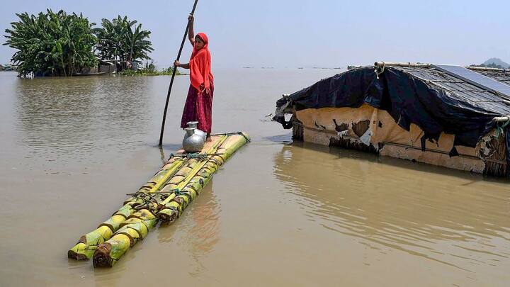 সূত্রের খবর, ভূমিধসের পর ছাতেনে ৩ সেনা জওয়ান নিহত। এখনও অবধি নিখোঁজ ৬ জওয়ান। উত্তর সিকিমে NDRF-এর ২৩ জনের একটি প্রতিনিধি দল উদ্ধারকার্য চালাচ্ছে। 