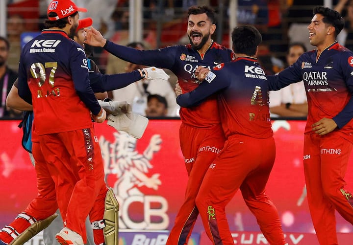 कोहली का इमोशनल होना लाजमी भी है. कोहली इस टीम के साथ 17 साल से ट्रॉफी का इंतजार कर रहे थे. वो 18वें सीजन में जाकर पूरा हुआ. कोहली ने इस सीजन में अपनी टीम के लिए शानदार प्रदर्शन किया.