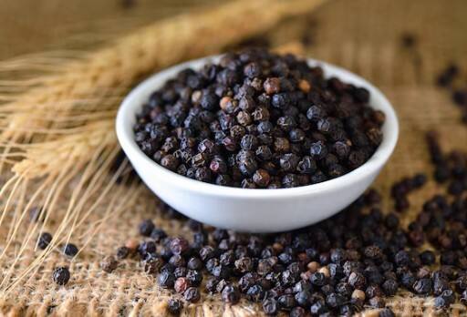 काली मिर्च: काली मिर्च में पाइपरीन नामक तत्व होता है जो शरीर में पोषक तत्वों के अवशोषण को बढ़ाता है, खासकर हल्दी के साथ मिलकर इसका असर दोगुना हो जाता है.