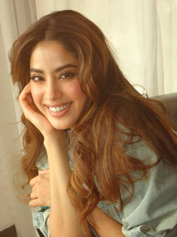 ప్రస్తుతం జాన్వీ వరుస సినిమాలతో బిజీగా ఉన్నారు. గ్లోబల్ స్టార్ రామ్ చరణ్ 'పెద్ది' మూవీలో హీరోయిన్‌గా నటిస్తున్నారు.