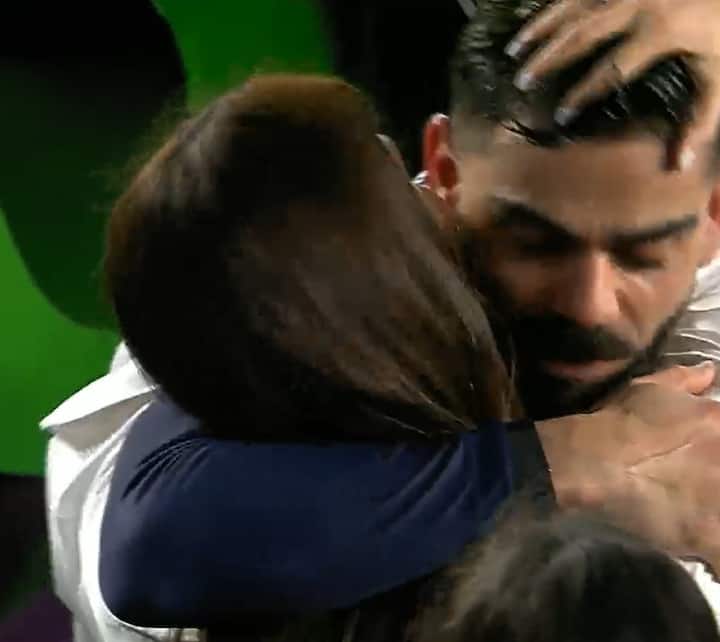 कोहली मैच खत्म होने के बाद भी इमोशनल थे. वह रोते हुए अपनी पत्नी अनुष्का शर्मा के पास गए. इसके बाद कोहली ने अनुष्का को गले लगा लिया. जिसका फोटो सोशल मीडिया पर वायरल हो रहा है.