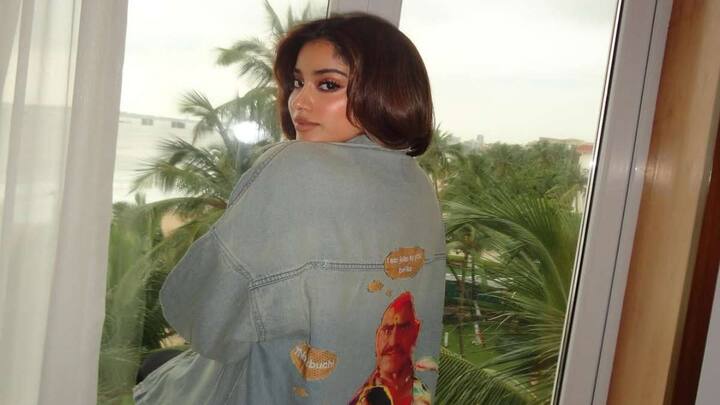 Janhvi Kapoor Photos: బాలీవుడ్ బ్యూటీ జాన్వీ కపూర్ తన అందం, నటనతో మంచి క్రేజ్ సంపాదించుకున్నారు. తాజాగా.. చిరంజీవి 'జగదేక వీరుడు..' డ్రెస్‌లో క్యూట్ లుక్స్‌తో అదరగొట్టారు.
