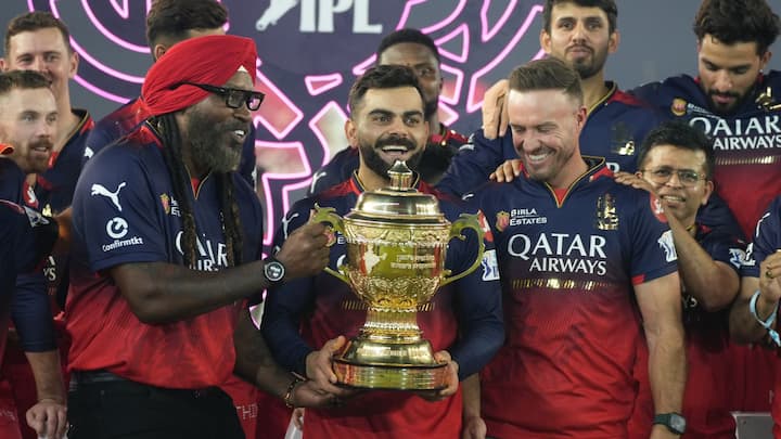 বহুদিনের সতীর্থ ক্রিস গেল ও এবি ডিভিলিয়ার্সকে পোডিয়ামে ট্রফি তোলার সময় ডেকে নেন কোহলি।
