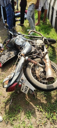 बुलढाण्यात ट्रक-दुचाकी अन् कारचा भीषण अपघात; हायवेवरील तिहेरी दुर्घटनेत तिघांचा मृत्यू