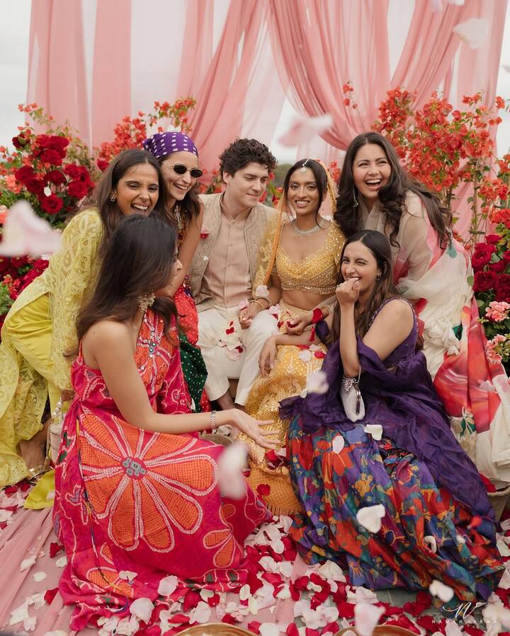 बेस्ट फ्रेंड की शादी में आलिया भट्ट की एक अदा से फैंस इंप्रेस हो गए हैं. तस्वीरों में फैंस ने नोटिस किया कि एक्ट्रेस ने कहीं भी दुल्हन की लाइमलाइट नहीं चुराई.