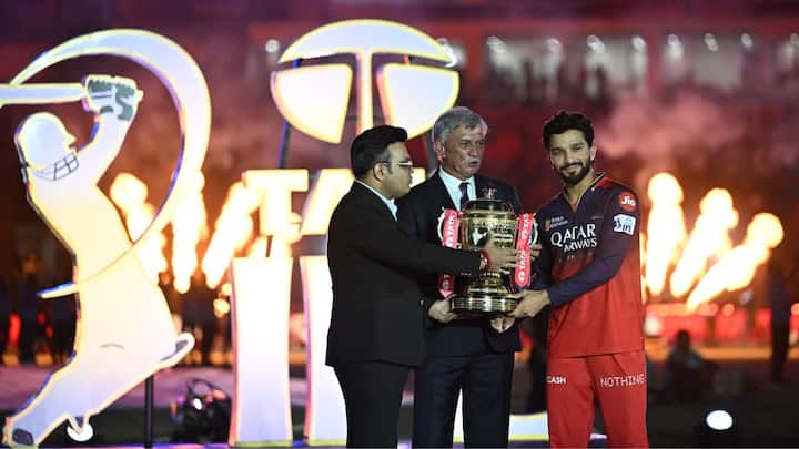 অবশেষে রজত পাতিদার ট্রফি জেতার পরেই কোহলির উচ্ছ্বাস ছিল চোখে পড়ার মতো।