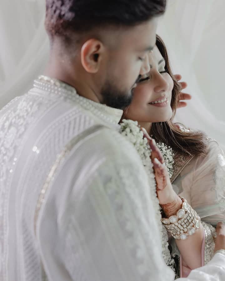 Her look was completed with heirloom Manish Malhotra jewellery and a scalloped soft pink veil.
