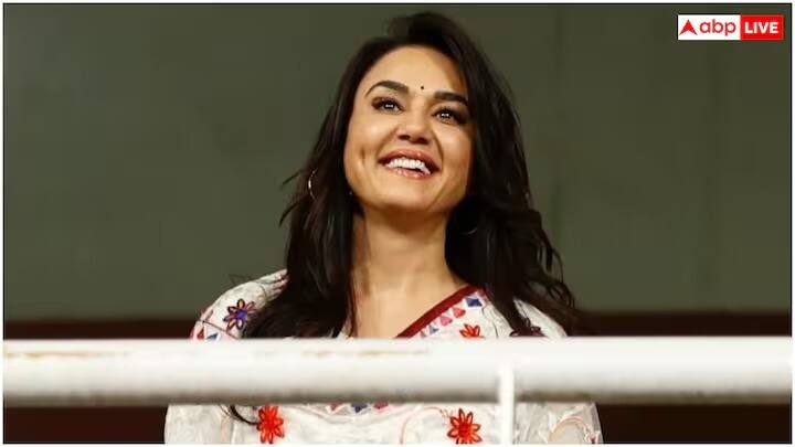 प्रीति झिंटाच्या वयाबाबत बोलायचं तर, ती सध्या पन्नाशीच्या उंबरठ्यावर आहे. पण, तरीसुद्धा एखाद्याला पंचवीशीच्या तरुणीला लाजवणारं तिचं सौंदर्य आहे. पंजाबच्या संघाच्या मालकीणीच्या ब्युटी सीक्रेट्सबाबत तुम्हाला माहितीय का?