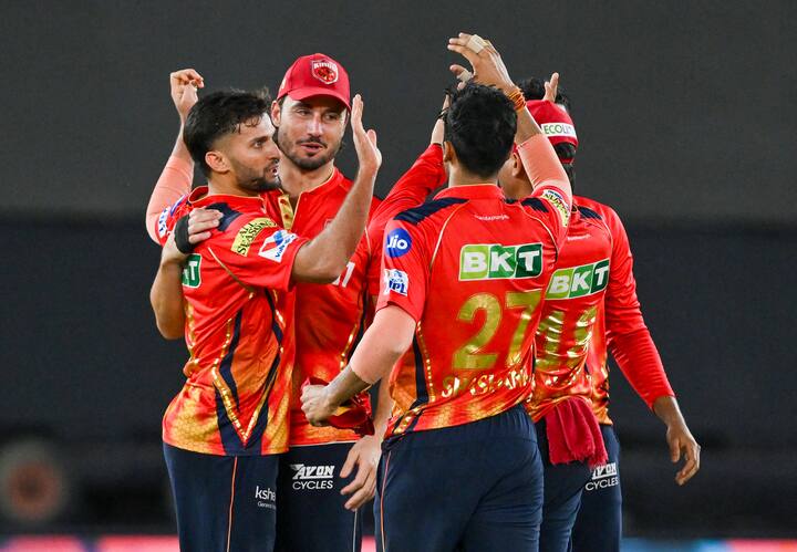 पंजाब को आरसीबी से 7.5 करोड़ रुपये कम मिले. अगर पंजाब ये मैच जीत गई होती तो, पंजाब की मालिकन प्रीति को ये 7.5 करोड़ रुपये का नुकसान नहीं झेलना पड़ता. प्रीति को इसके अलवा भी नुकसान हुआ है.