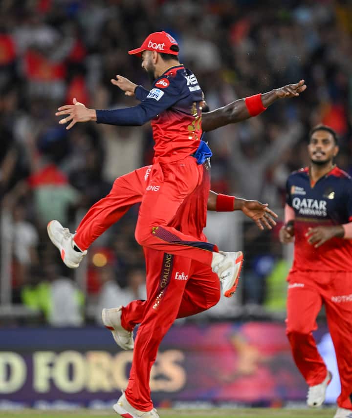 कोहली ने इस मैच में 35 गेंदों में 43 रनों की महत्वपूर्ण पारी खेली. कोहली का सपना पूरा हो गया. कोहली इस टीम के साथ 18 साल से जुड़े हुए थे. वो भी ट्रॉफी जीतने के बाद इमोशनल हो गए.