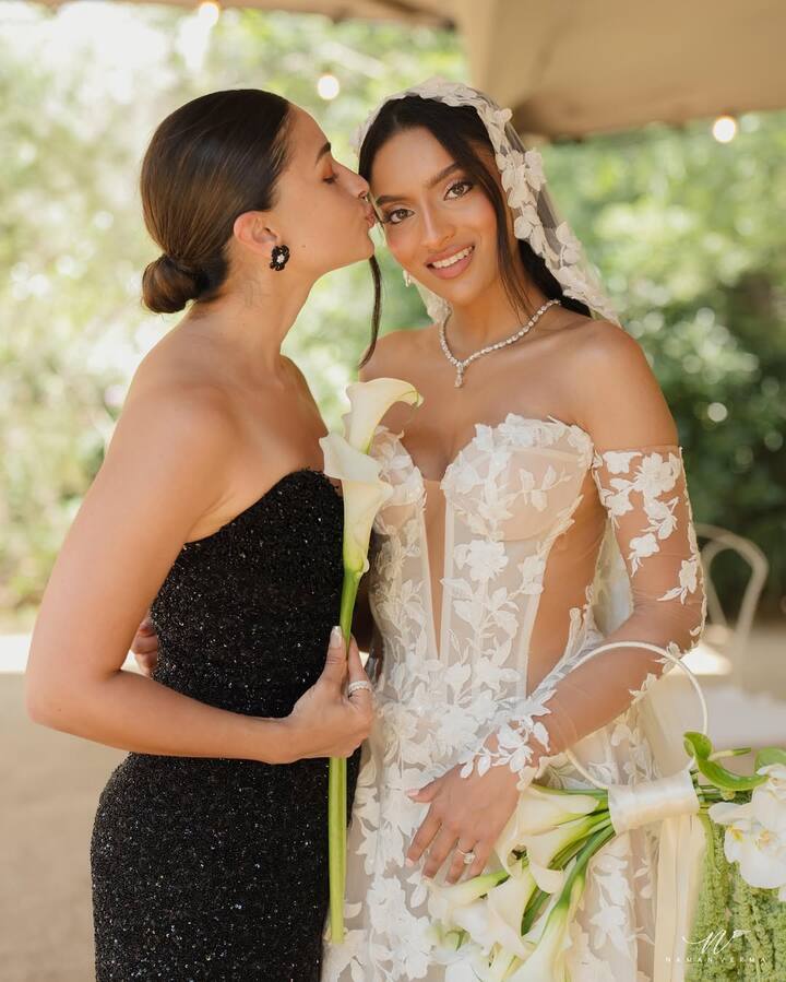 बेस्ट फ्रेंड की व्हाइट वेडिंग के लिए आलिया ने ब्लैक कलर का ऑफ शोल्डर बॉडीकॉन कैरी किया था. इसके साथ उन्होंने फ्लोरल स्टड्स पेयर किए थे.