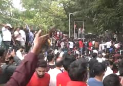 RCB Victory Celebrations Stampede : चिन्नास्वामी स्टेडियमबाहेर चेंगराचेंगरी;  10 जणांचा मृत्यू,  25 जण गंभीर जखमी, मृतांचा आकडा वाढण्याची भीती!