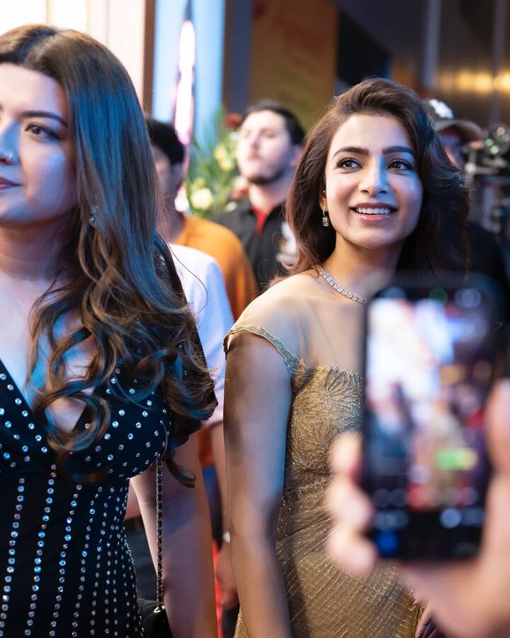 బంగారం రంగు చీరలో బంగారు బొమ్మలా మెరిసిపోతోంది సమంత.. అందరి కళ్లూ ఆమెపైనే