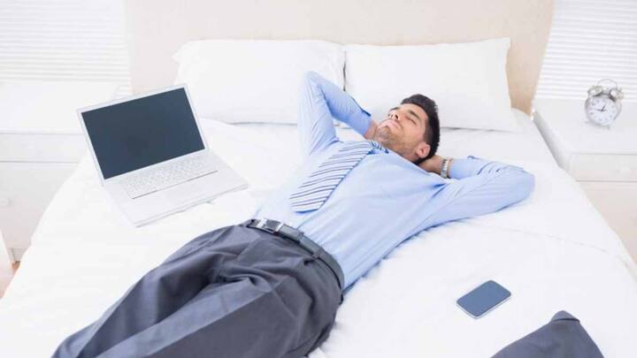 दुनिया की सबसे अजीबोगरीब जॉब्स में पहली जॉब प्रोफेशनल स्लीपर की है. यह जॉब फिनलैंड के एक होटल में अवेलेबल है, इस जॉब में फिनलैंड के एक होटल ने ऐसा व्यक्ति रखा है जो हर रात होटल के अलग-अलग बिस्तरों पर सोकर यह बताता है कि बिस्तर आरामदायक है या नहींं.