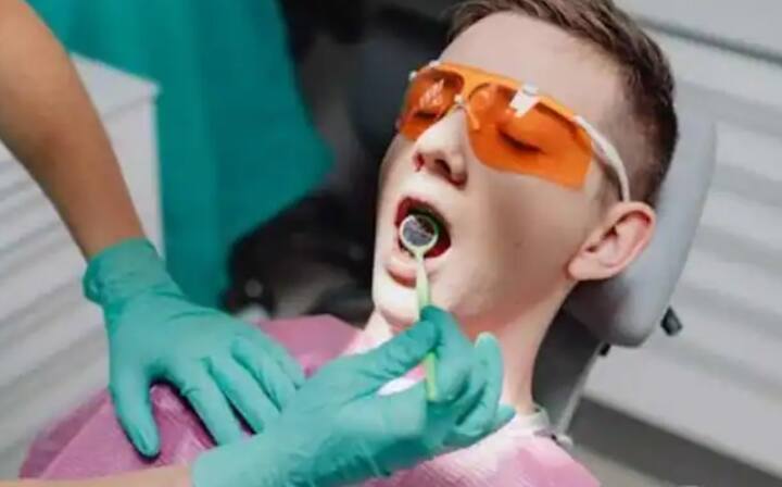 ਇਸ ਦੇ ਨਾਲ ਹੀ, HPV ਵਾਇਰਸ ਵੀ ਮੂੰਹ ਦੇ ਕੈਂਸਰ ਦਾ ਕਾਰਨ ਹੋ ਸਕਦਾ ਹੈ। HPV ਯਾਨੀ ਹਿਊਮਨ ਪੈਪੀਲੋਮਾ ਵਾਇਰਸ ਇੱਕ ਵਿਅਕਤੀ ਤੋਂ ਦੂਜੇ ਵਿਅਕਤੀ ਵਿੱਚ ਅਸੁਰੱਖਿਅਤ ਸੈਕਸ, ਛੂਹਣ ਜਾਂ ਛਿੱਕਾਂ ਅਤੇ ਖੰਘ ਦੇ ਸੰਪਰਕ ਵਿੱਚ ਆਉਣ ਨਾਲ ਫੈਲਦਾ ਹੈ। ਹਾਲਾਂਕਿ ਇਹਨਾਂ ਵਿੱਚੋਂ ਜ਼ਿਆਦਾਤਰ ਵਾਇਰਸ ਕੈਂਸਰ ਨਹੀਂ ਫੈਲਾਉਂਦੇ, ਵਿਗਿਆਨੀਆਂ ਨੇ ਉੱਚ ਜੋਖਮ ਵਾਲੇ HPV ਨੂੰ ਮੂੰਹ ਦੇ ਕੈਂਸਰ ਦਾ ਕਾਰਨ ਮੰਨਿਆ ਹੈ।